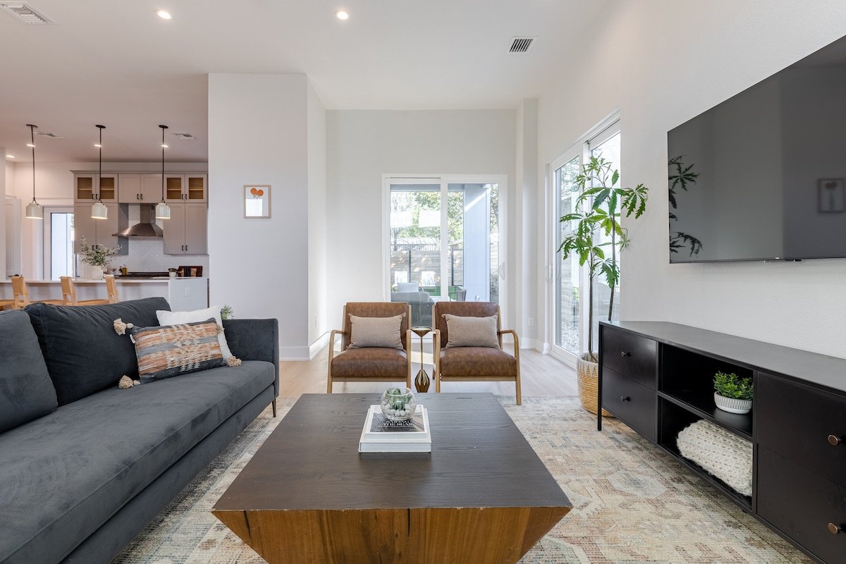 NEW Central Austin Estate: 2 Spacious Homes & Pool gallery image 5