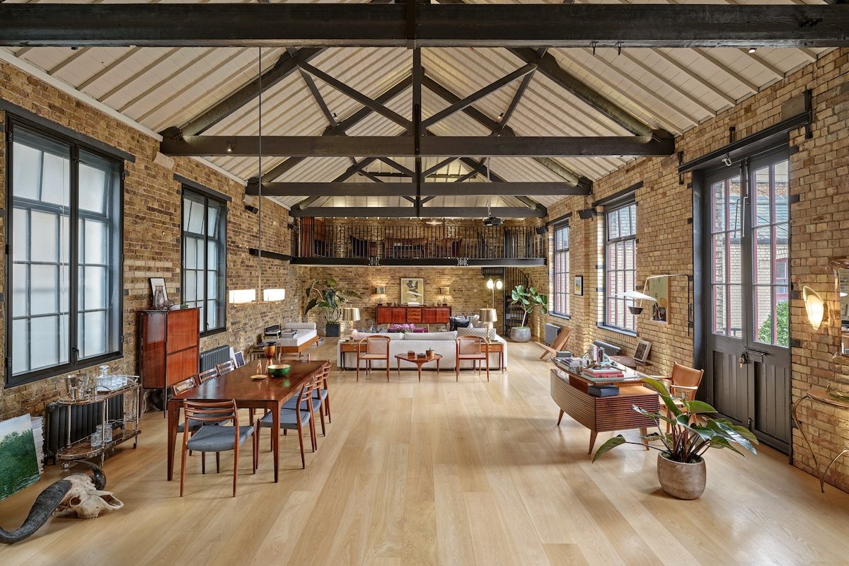 Large and Central Designer Home with Balcony