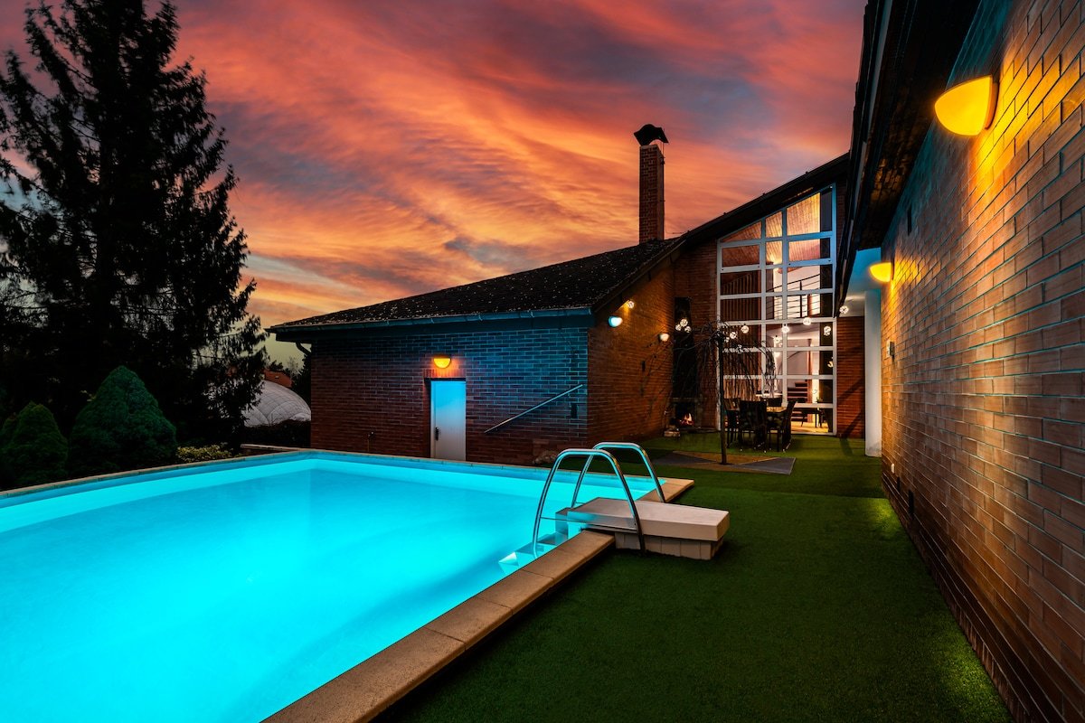 Amazing villa pool sauna hot tube & free parking gallery image 2