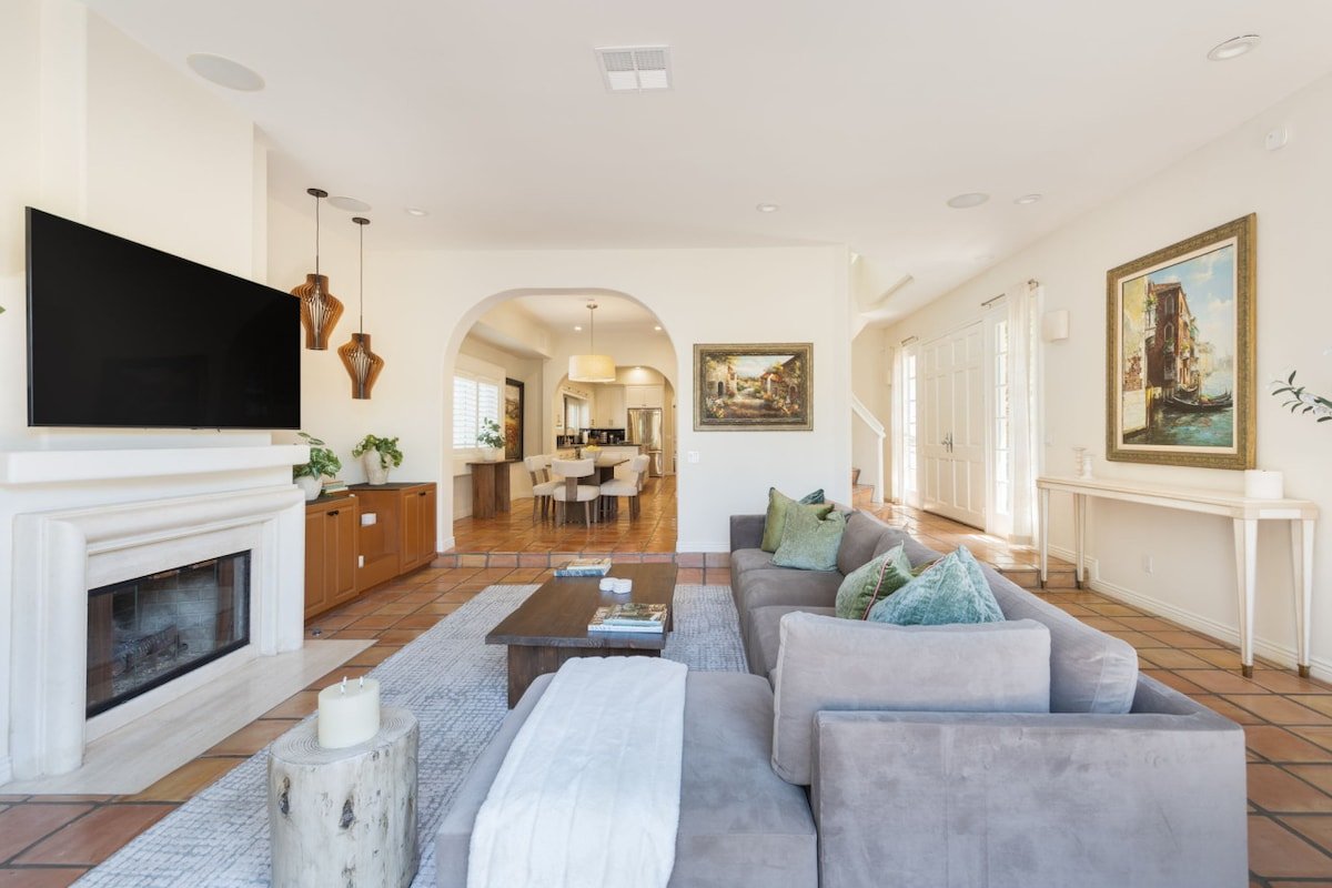 The Canal Escape – canal-front Italian villa gallery image 4