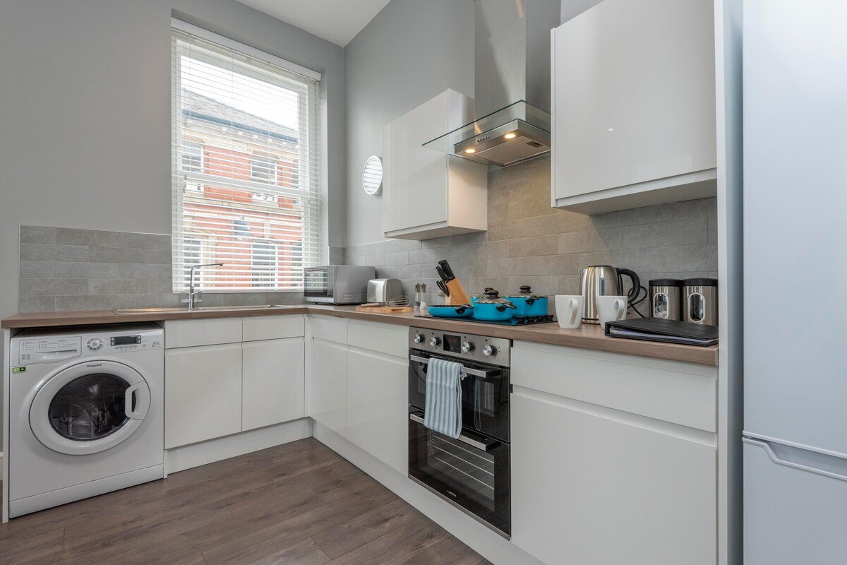 Large 2 Bedroom Serviced Apartment Bolton Town Cen gallery image 4