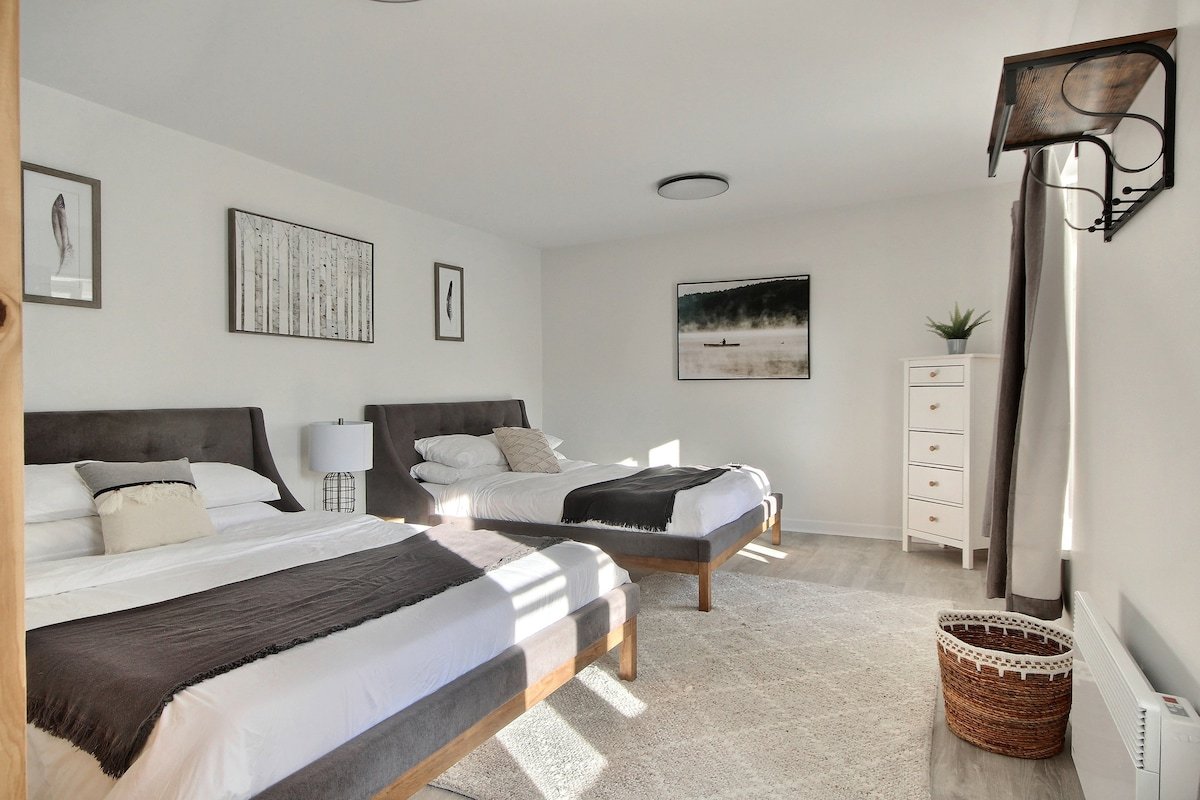 Unique and Sunny Top Floor Old Quebec Gem gallery image 3