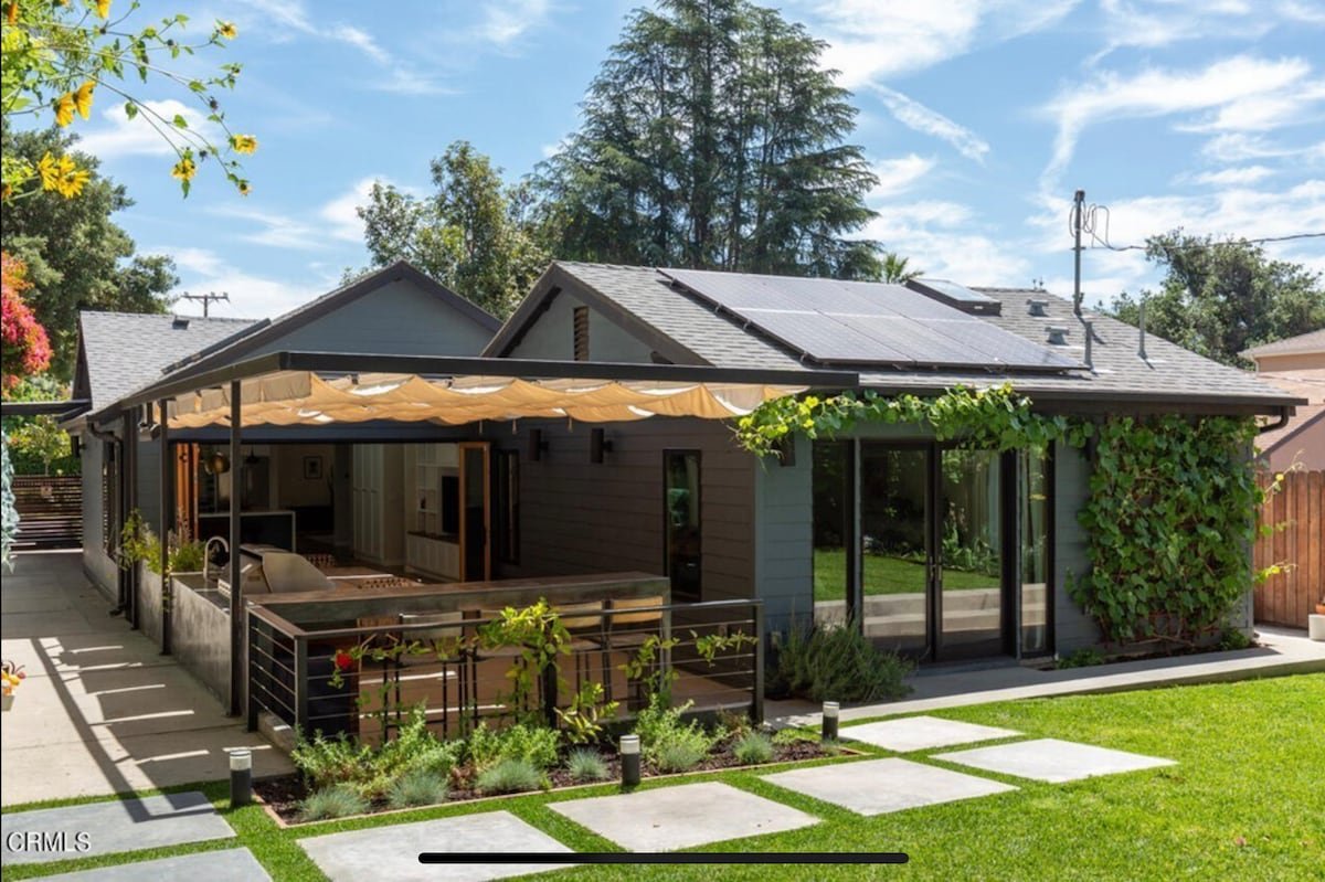 Stylish La Cañada Home gallery image 2