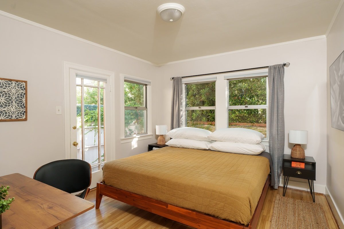 Comfortable and Stylish Home Close to Caltech gallery image 2