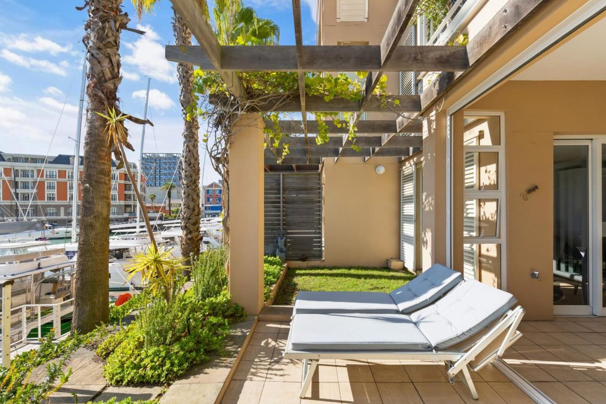 Luxury secure V&A Marina apartment; best location!