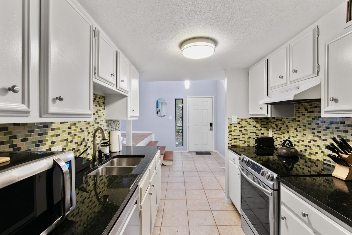 Huge Private Villa near Downtown – 12 Real Beds gallery image 5