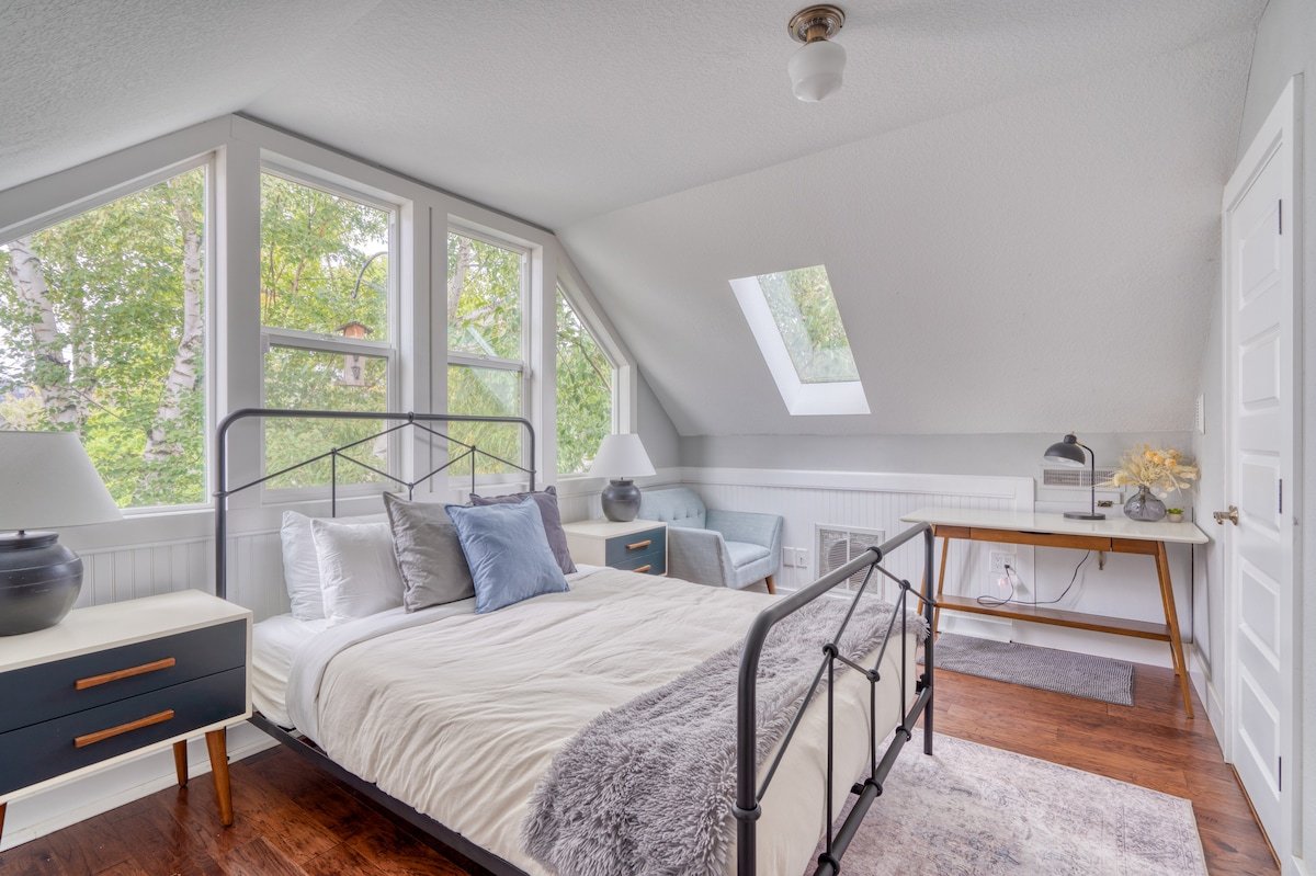 Massive Nob Hill Craftsman ~ 99 WalkScore, 8 beds gallery image 2