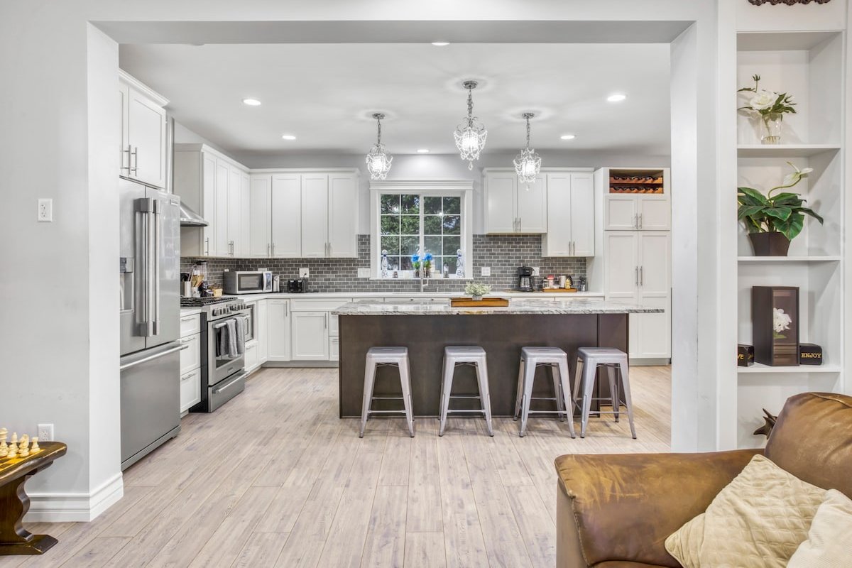 New Remodeled Historic 5 bed 4 bath in Laurelhurst gallery image 3