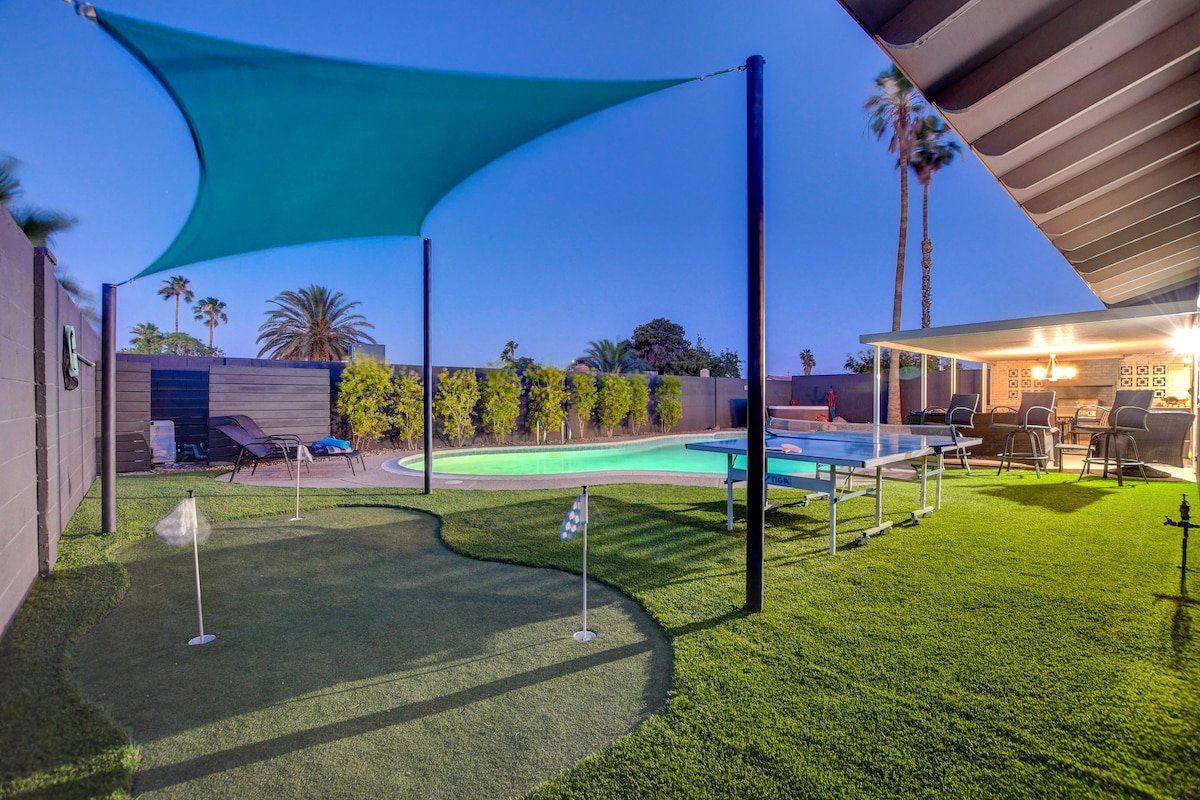 Close to Strip! Pool | Spa | Roulette Table | Golf gallery image 2