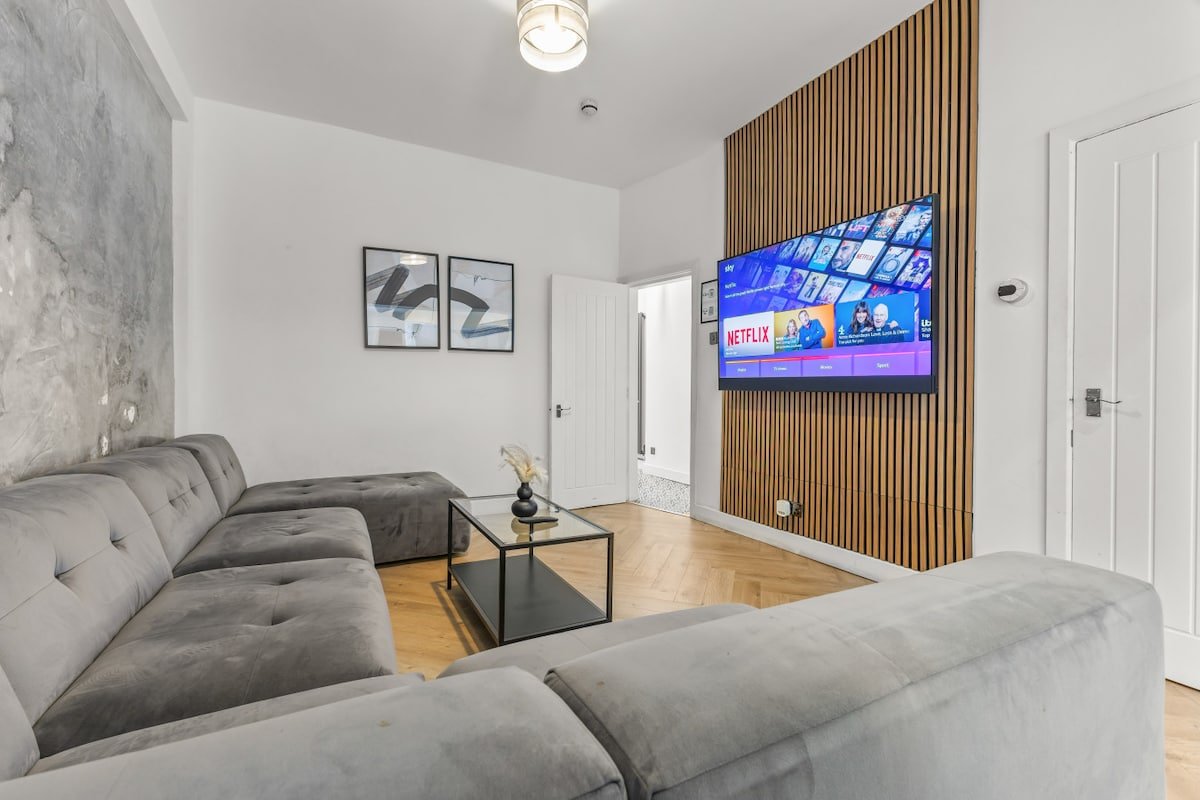 Modern City Townhouse with Free Street Parking gallery image 3