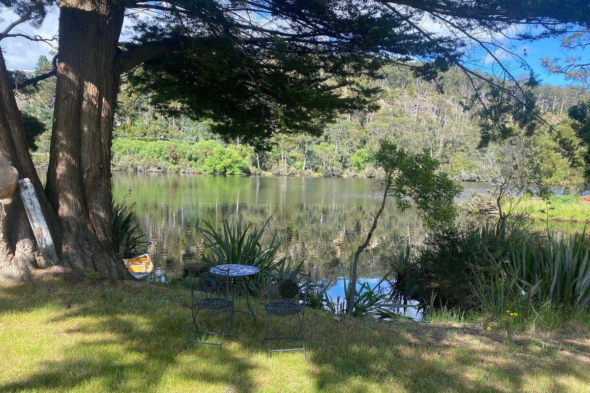 Luxury 3-BR Riverside Homestead Retreat gallery image 4