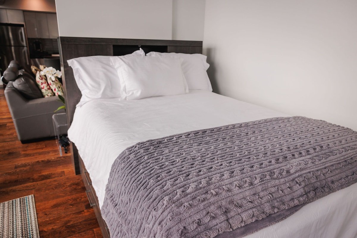 HighFloor Corner 2 BDRM Facing Canada Life gallery image 5