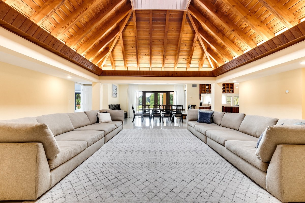 Majestic Home 7 Bedroom w/ Heated Pool, Huge Yard gallery image 5