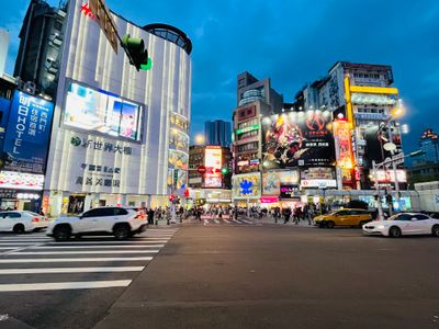 Taipei 台北西門町5-8人三房/MRT Ximen 5分鐘/電梯