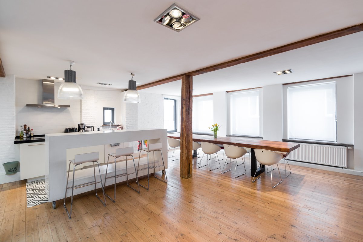 Big trendy loft, free parking, nearby city centre