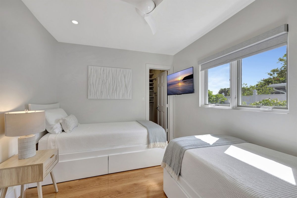 796 Serene 4BR Villa – Tiki Hut, Pool & Waterfront gallery image 5