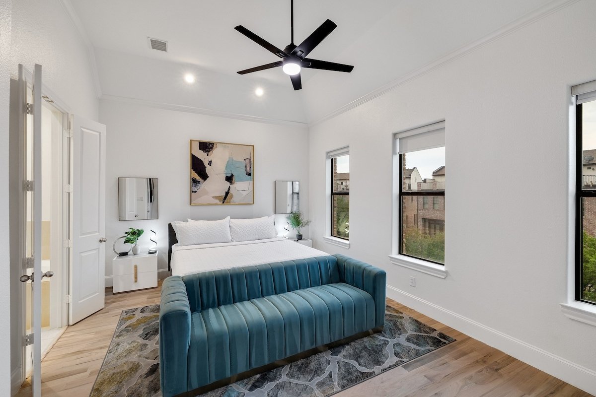 Downtown~3 Bedroom Ensuite~Walkable~Rooftop! gallery image 3