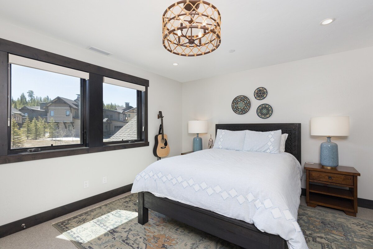 Spanish Peaks Ski-In/Out | Hot Tub + Firepit gallery image 2