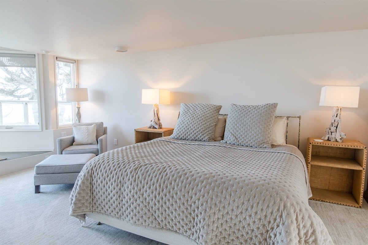 Beachfront Pet-Friendly 3BR/2BA Decks Fireplace gallery image 3