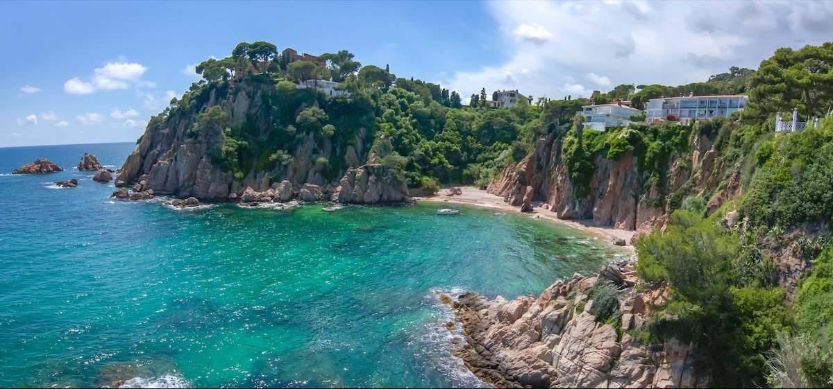 Blanes Beach Bliss – Private Cove and Pool gallery image 2