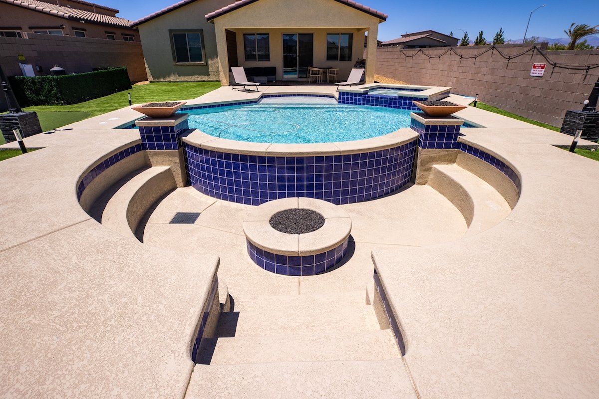1900 SqFt House 25Ft Heatable Pool/Spa- Strip View gallery image 4