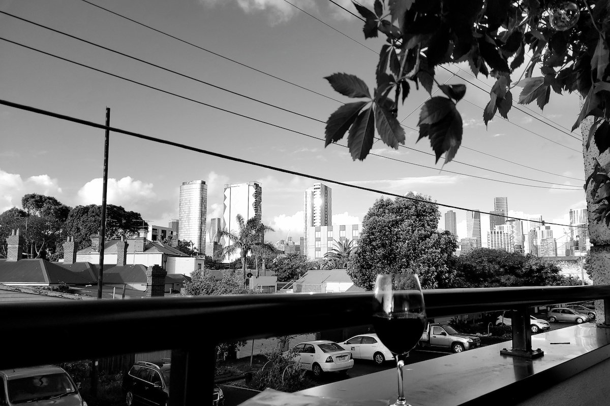 Light filled 3 Bed Townhouse, w/ the city backdrop gallery image 4