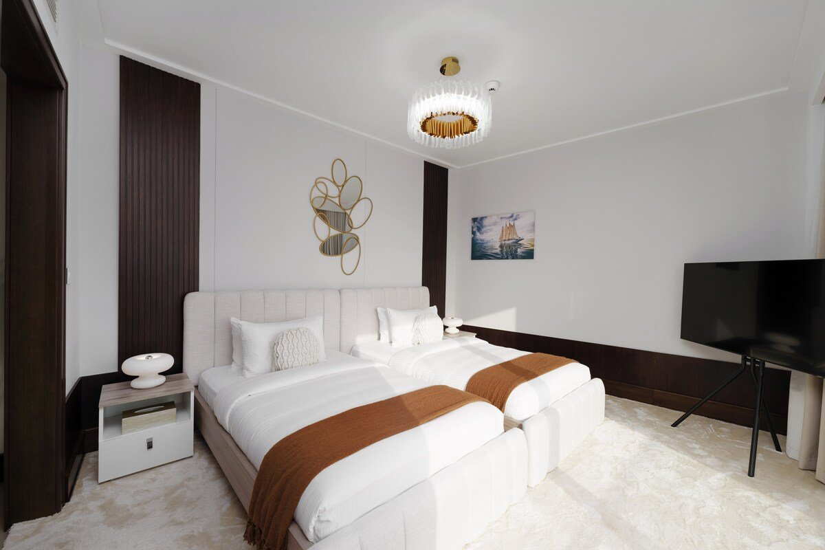 Ultra-Chic Apt w/ Burj Khalifa & Fountains Views gallery image 4