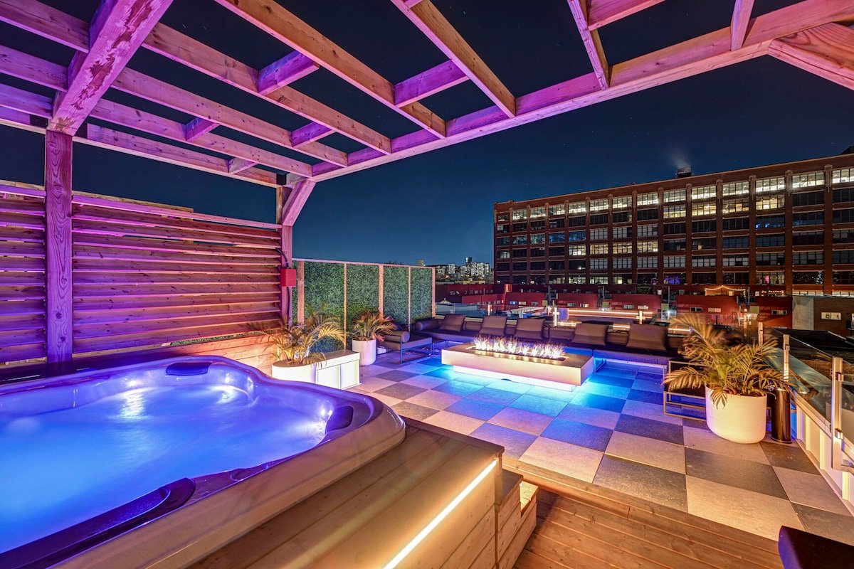 CLUBHAUS Premium XL Penthouse, Rooftop Hot Tub, Sleeps 16 gallery image 2