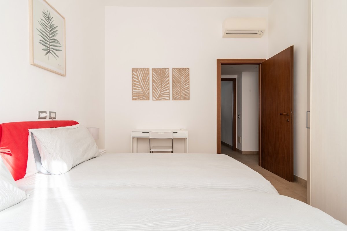 2 Bedroom, 2 Bathroom Central Flat + Free Garage gallery image 5