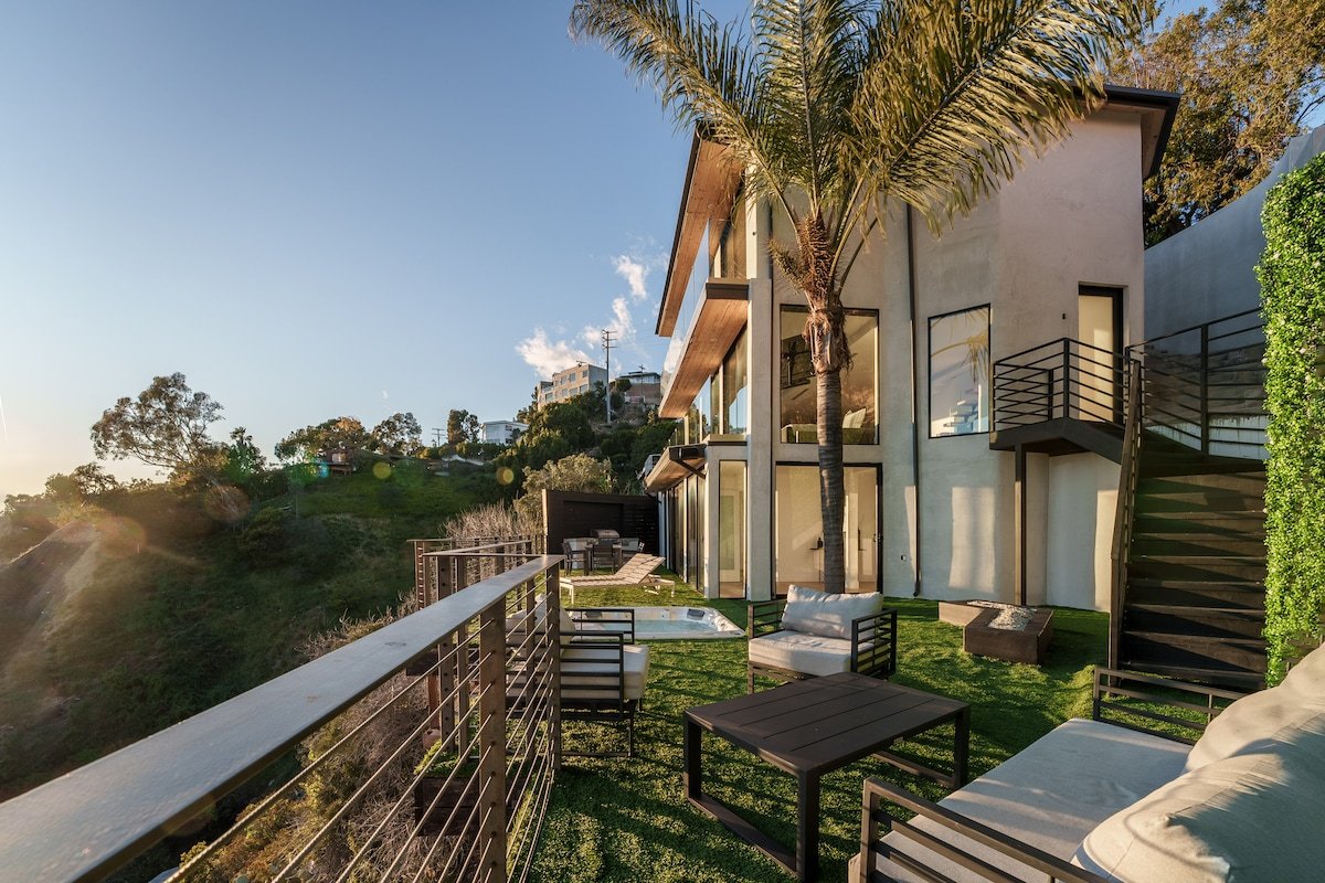 Hollywood Hills Jacuzzi + Jetliner Views gallery image 2