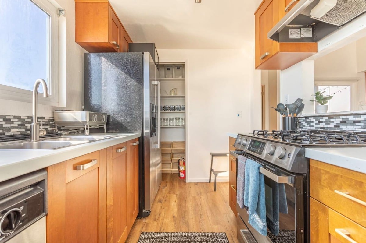 Huge Ocean View Apartment | Balcony & Parking gallery image 5