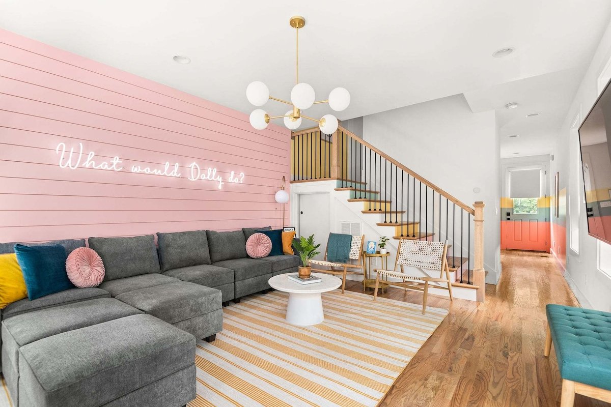 The Dolly House 8BR Sleeps 24 5min to DT gallery image 3