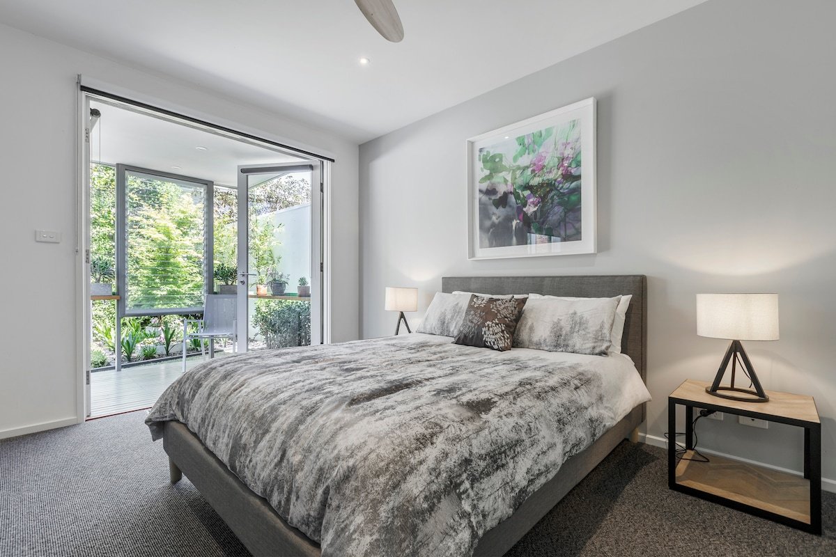 “ELM” Family Oasis, 4 bed Carpark Foxtel gallery image 4