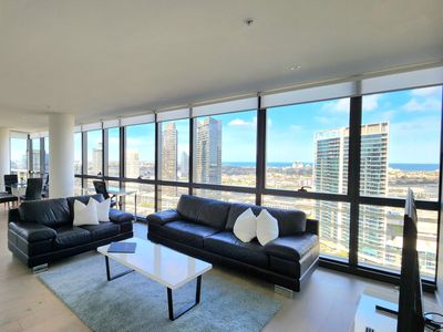 Platinum Sub Penthouse – Stunning Views on Collins