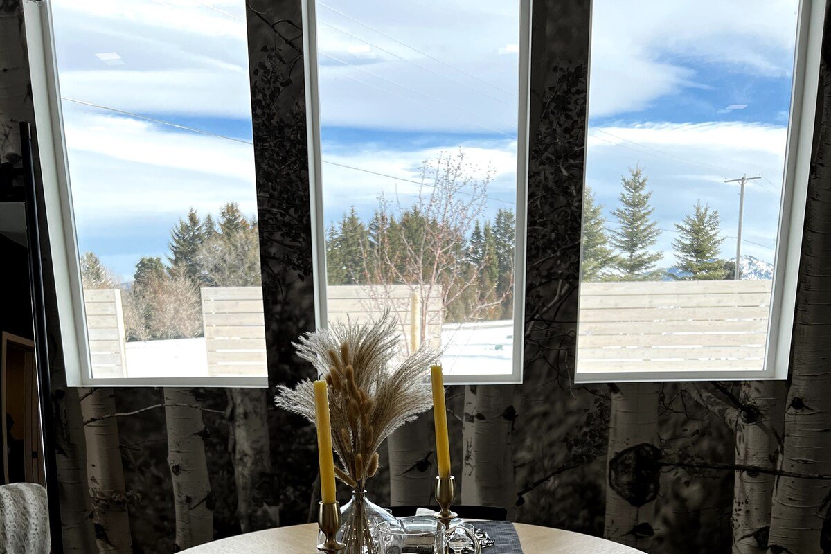 Modern Lux Cottage, Mtn Views, Close to Downtown gallery image 4