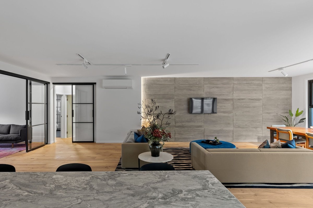 Super-Sized Luxury – Spa, Sauna, Steps to Trails gallery image 5