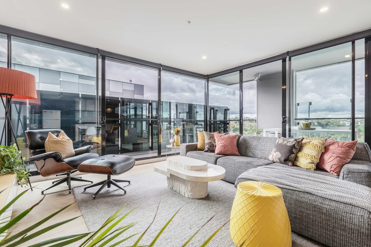 The Residence • 6BR + 4 Car Park Riverside Getaway gallery image 4