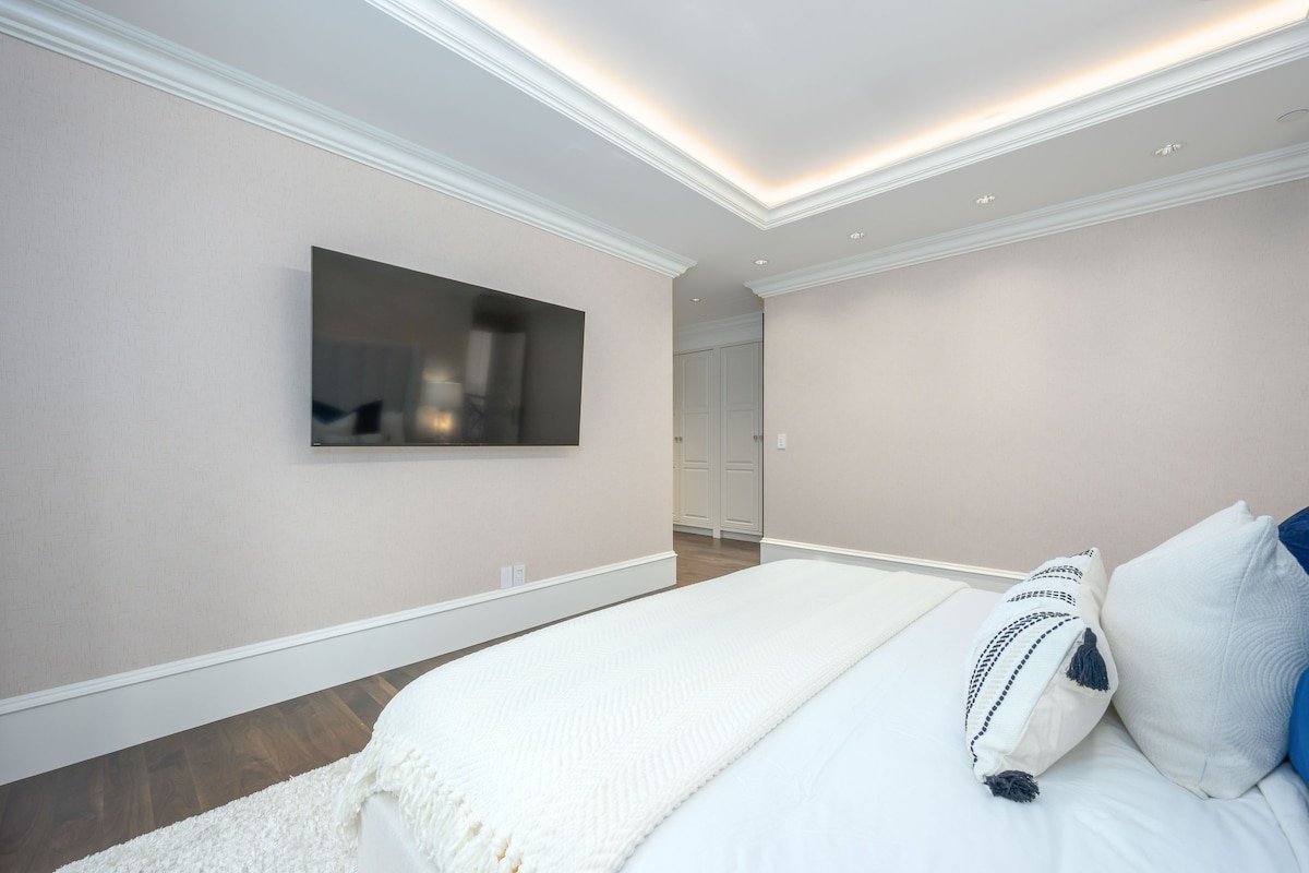 The Fendi Villa | Pool&HotTub • 7 min to Downtown gallery image 4