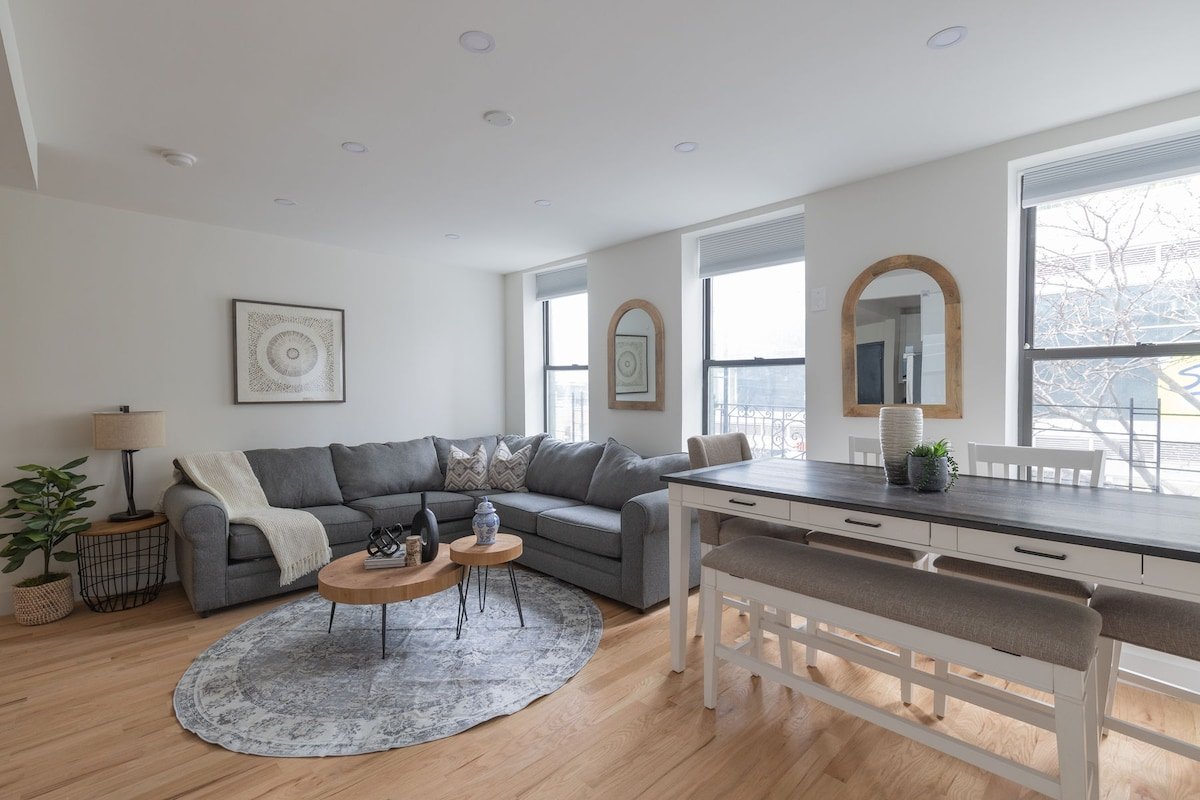 Spacious 4 bedroom Midtown west gallery image 4