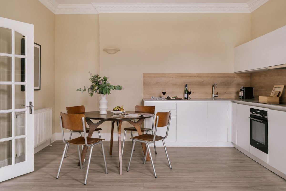 Sonder Royal Garden | Two-Bedroom Apartment gallery image 4