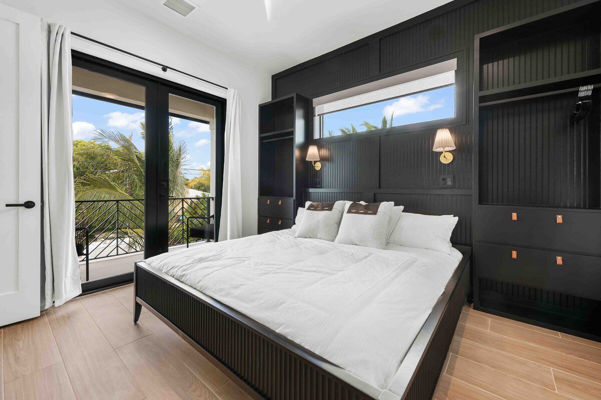 Luxury home with Golf Cart, Bikes, Pool and Spa! gallery image 3