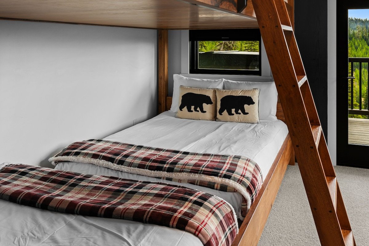 *New to Market* Lavish 6 Bedroom Ski Accessible Ho gallery image 3