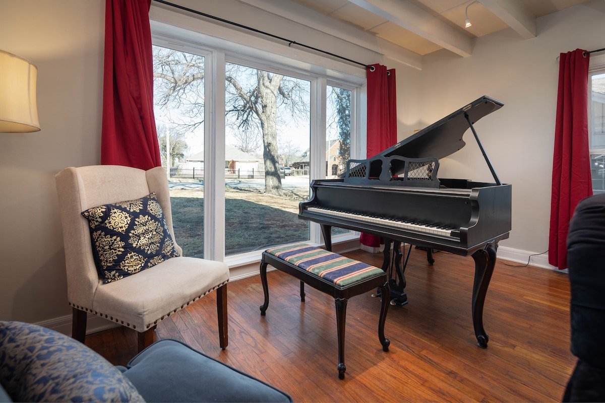 Grand Performance Home 3 min to Downtown Stockyard gallery image 4