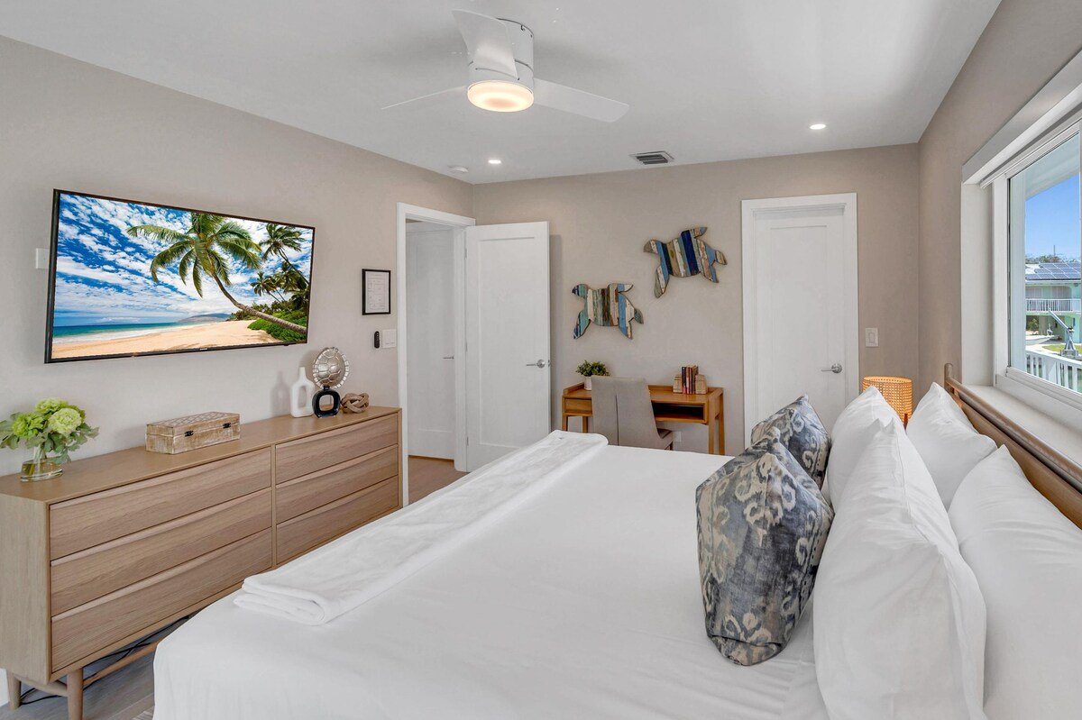 Peninsula Villa | Boat Dock | Heated Pool | Sunset gallery image 2