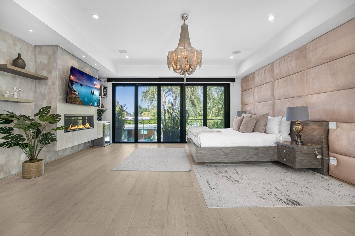 Upscale Encino Getaway w/ Sport Court, Pool & Spa gallery image 3