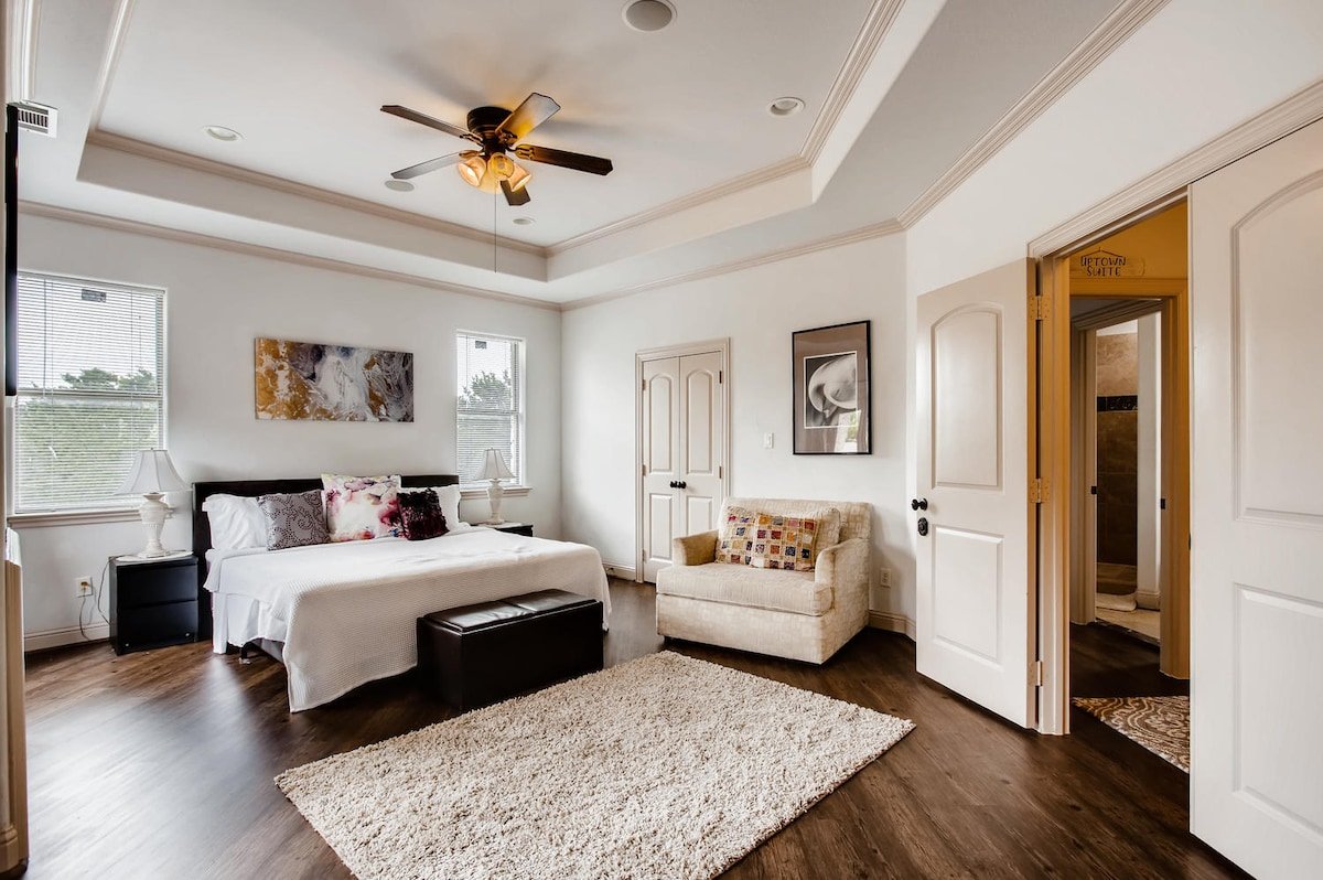 14 Bed Duplex I Walk to Bars & Shops I Mins To DT gallery image 4