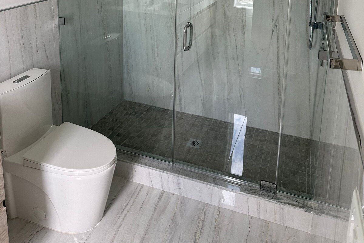 3BR 2.5BA Modern Condo gallery image 4