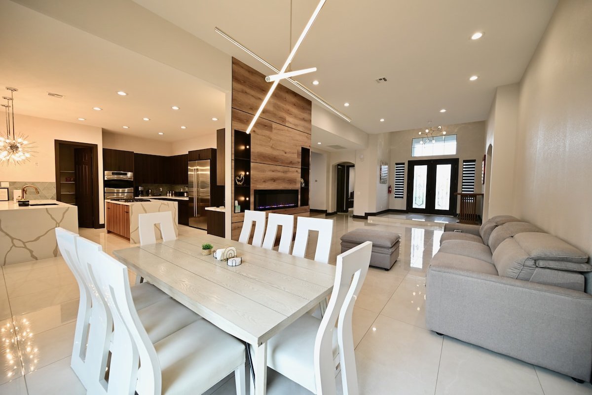 SPECTACULAR HOME WITH PRIVATE POOL AND MINI GOLF! gallery image 5