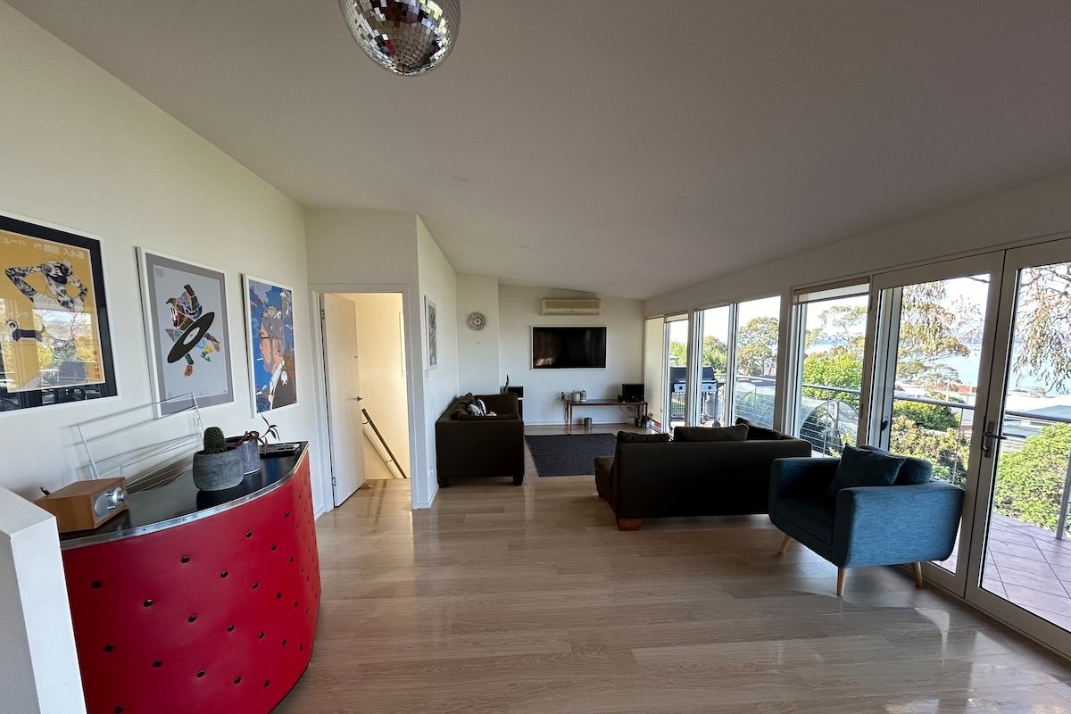 Home Away From Home with 180 Degree Hobart Views gallery image 3