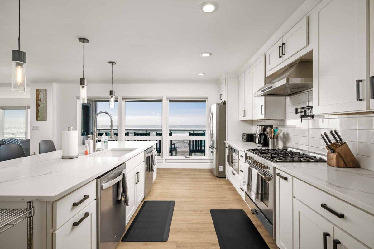 Oceanfront Hot Tub, Dog Friendly Beach Retreat gallery image 4